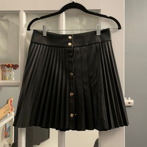 Black pleated skirt || Zara